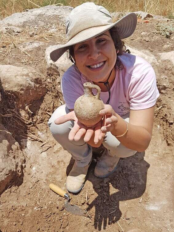 נחשפו מאות כלי חרס // צילום: סער גנור/רשות העתיקות